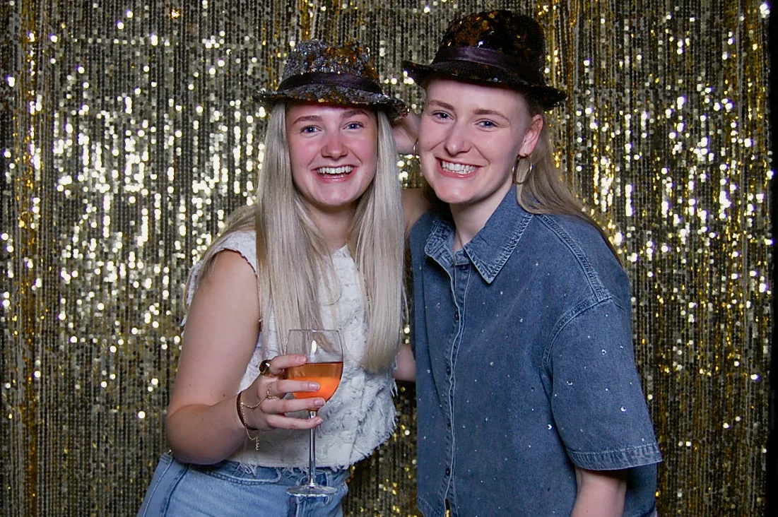 Twee gasten voor de gouden backdrop van Selphy Mirror